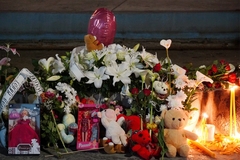 Građani Bora se opraštaju od Danke, pale svijeće i ostavljaju cvijeće i igračke (FOTO)