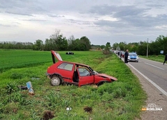 Sudar kod Bijeljine: Iz jednog vozila ispao motor, drugo završilo u njivi (FOTO)