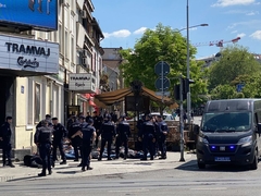 Haos u Beogradu uoči derbija: Huligani obarali kontejnere da uspore policiju (VIDEO)