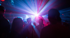 U kafićima se pojavila 'droga za silovanje': Bijele boje, bez ukusa, ovo su simptomi