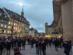 DELIJE OKUPIRALE BERN! Hiljade navijača krenulo na stadion!