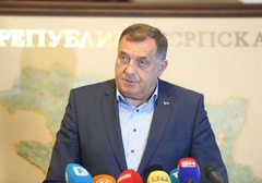 Dodik o Šmitu: „Onaj ko misli da je on visoki predstavnik, neka ga vodi kući, neka se zabavlja s njim“