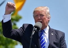 Tramp oslobođen pritvora, krenuo ka aerodromu: Pred sudom se izjasnio DA NIJE KRIV