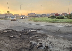 Vozači, oprez: Krater u kružnom toku na ulazu u Patkovaču (FOTO)