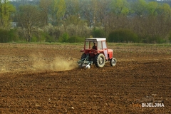 U Semberiji sjetva kukuruza zaostaje zbog kiše