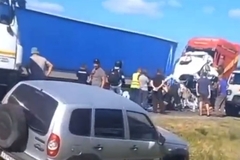 Dva kamiona smrskala autobus, poginulo 15 osoba