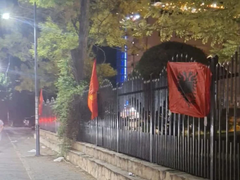 Provokacija u Lipljanu: Zastave OVK i Albanije okačene kod srpske svetinje