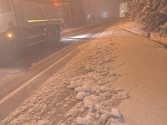 Snijeg i grane na kolovozu od Sokoca do Vlasenice
