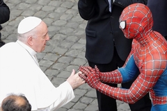 Ko je Spajdermen koji je po vrućini strpljivo čekao rukovanje s papom