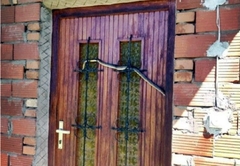 Na ulaznim vratima zatekla zmiju dugu metar i po