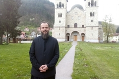 Profesor fizičkog obukao mantiju: Spojio rad u školi i bogosluženje u crkvi