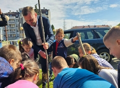 Ugljevički mališani cvijećem uljepšali grad (FOTO)