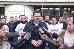 Narodna koalicija „Pokrenimo Bijeljinu“ dijelila damama cvijeće povodom 8. marta (FOTO)