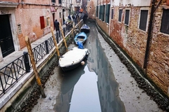 U Veneciji presušili kanali, gondole na suvom (VIDEO)