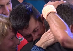 Novak se slomio nakon osvajanja epske krune, plakala je "Rod Lejver arena", plakali smo i mi (VIDEO)