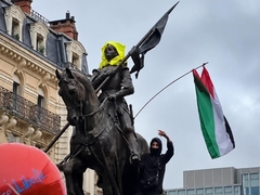 Incident u Tuluzu: Na spomenik Jovanki Orleanki postavljeni hidžab i palestinska zastava