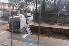 Nezgoda u Hrvatskoj: Automobil upao u rupu