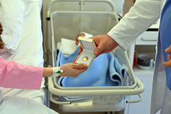 Dodik darovao zlatnikom 32 bebe rođene 9. januara