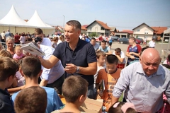 DJECI NA POKLON IGRALIŠTE Zupur i Nešić mališane obradovali školskim priborom i poželjeli da ih bude još više