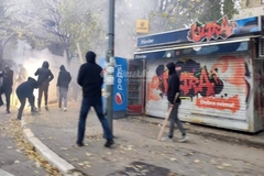 U sukobu navijača u Mostaru povrijeđena i dvojica policajaca, mladić životno ugrožen