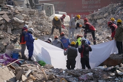 Spasioci pronašli torbu sa dva miliona dolara u ruševinama u Turskoj (VIDEO)