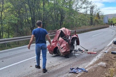 Auto presječen na pola, poginula jedna osoba