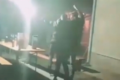 Proslava pošla po zlu: Momci nakon ,,okršaja" sa klupom završili na zemlji(VIDEO)