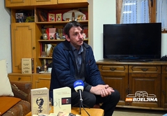 Višestruko nagrađivan pjesnik Slobodan Jović: Koliko je originalnih umjetnika, toliko je i svjetova (VIDEO)