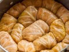 Kako da se sarma ne raspadne tokom kuvanja? Bake otkrivaju ključni sastojak