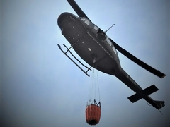Helikopter OS BiH gasi požar na Plješevici: Borbu s vatrom otežavaju mine i nepristupačan teren