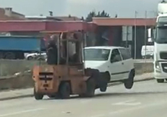Nesvakidašnji prizor sa ulica BiH: Viljuškarom “provozao” automobil