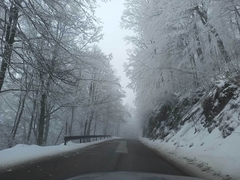 Saobraćaj otežan na prevojima, visina snijega na Han Pogledu 25 centimetara