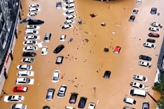Automobili plutaju poplavljenim ulicama poslije naleta tajfuna u Kini