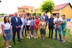Cvijanović, Dodik i Višković posjetili domaćinstvo Mihajlović (FOTO)