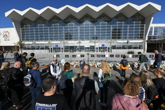 Građani odaju poštu, pale svijeće i polažu cvijeće na Željezničkoj stanici u Novom Sadu