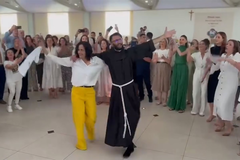 Sveštenik iz BiH proslavio stupanje u službu: "Danas, majko, rediš svoga sina" (VIDEO)