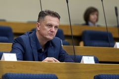 Vrhovac navodi da su krediti plasirani u skladu s važećim pravilima banke