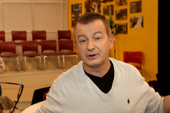 Sadi bijeli luk i uživa u samoći: Poznati pjevač već godinu dana ŽIVI U KOLIBI