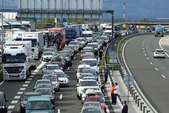 PRAZNIČNE GUŽVE Pojačan saobraćaj na 4 granična prelaza