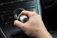 Auto-električar objasnio kako treba voziti automobil uzbrdo