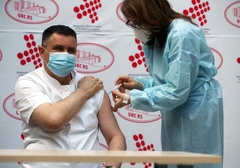 Direktor UKC Vlado Đajić prvi u BiH primio vakcinu protiv korone