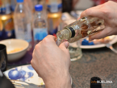 Ko pije srpsku rakiju: Najveći izvoz žestokih pića iz Srbije u Hrvatsku