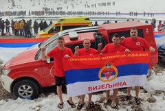 Bijeljinski vatrogasci na Bogojavljenskom plivanju za Časni krst na Busiji 