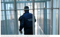 Kod zatvorskog čuvara pronađeni droga, vage i oružje