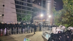 Građani se okupili ispred Pinka, kordon policije štiti zgradu