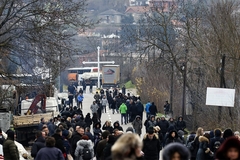 Deveti dan protesta Srba, na barikadama mirno
