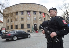 Bolje pendrek, nego doktorat: Ko sve u Republici Srpskoj ima MANJU PLATU od policajca početnika