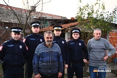 Bijeljinski policajci obradovali porodicu Stevanović: Poklonili pečenicu za Božić i paket sa namirnicama