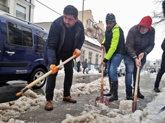 Gradonačelnik Ljubiša Petrović se uhvatio lopate, čistio snijeg u Bijeljini (FOTO)