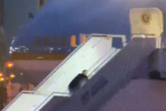 Bajden ponovo pao na stepenicama (VIDEO)